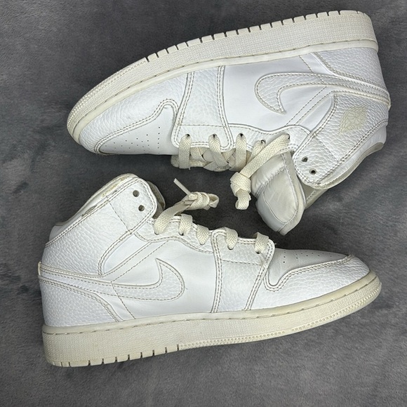 🔥🔥🔥Nike Air Jordan 1 Mid Triple White Boys Sneakers Size: 5Y🔥🔥🔥 - Picture 10 of 10